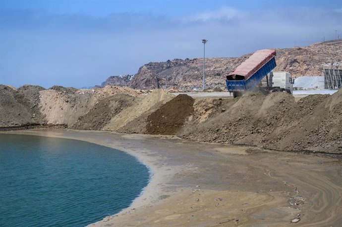 Archivo - Tierras de la obra del soterramiento en el Muelle de Pechina en el Puerto de Almería.