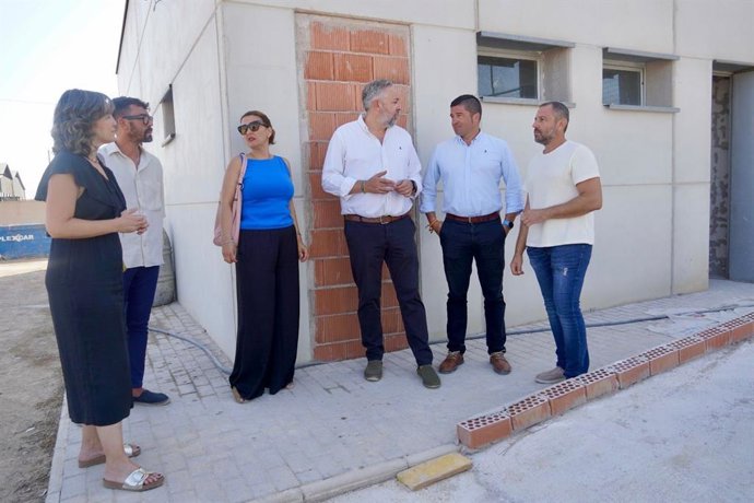 El director general de Formación Profesional, Enseñanzas de Régimen Especial y Educación Permanente, Luis Quiñonero, visitó las obras del nuevo comedor del colegio Campoazahar de Santomera junto con el alcalde de la localidad, Víctor Martínez