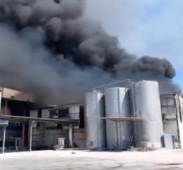 Incendio de una nave industrial en Puigpelat (Tarragona)