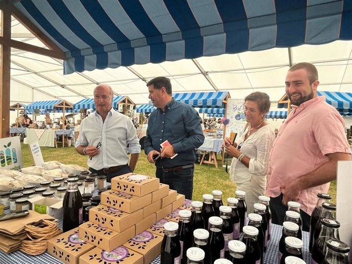 Visita del diputado del PP en la JGPA, Luis Venta a la Feria Agroalimentaria de Productos Ecológicos de Asturias, que se celebra en Posada de Llanera.