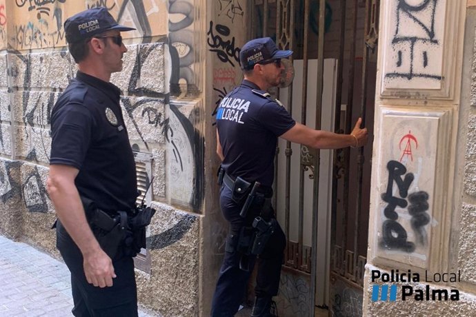 Agentes de la Policía Local en el edificio de Can Espanya.