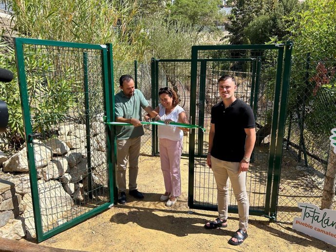 La diputada provincial Sagrario Molina y el alcalde de Totalán, Víctor Martín