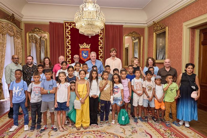 Recepción en el Ayuntamiento de Pamplona a niños y niñas saharauis que pasan el verano en Navarra dentro del programa 'Vacaciones en paz'.