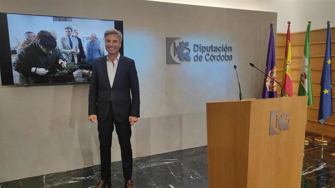 El delegado de Infraestructuras, Sostenibilidad y Agricultura de la Diputación de Córdoba, Andrés Lorite, informa del contenido del convenio con la Consejería de Desarrollo Educativo y Formación Profesional de la Junta.