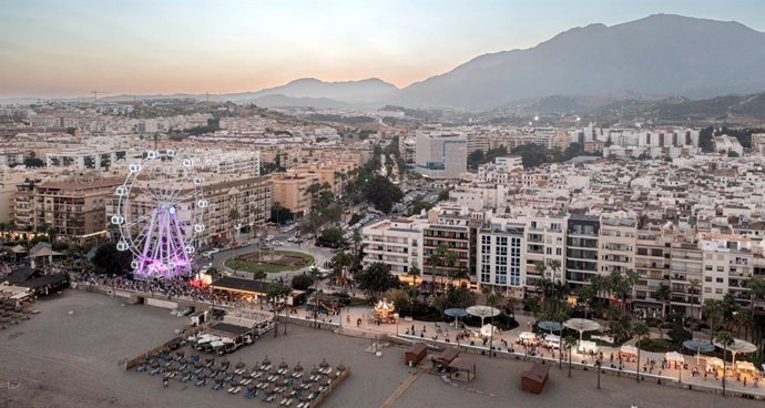 Imagen de Estepona con la noria instalada