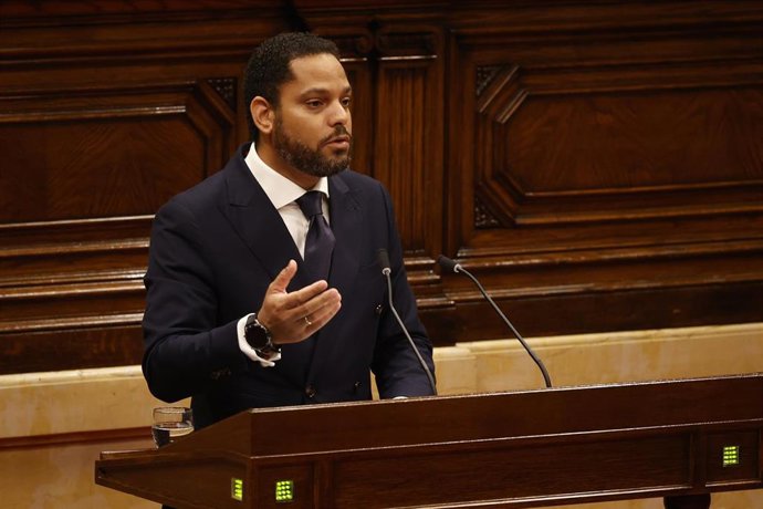El presidente de Vox en el Parlament, Ignacio Garriga, interviene durante el pleno del debate de investidura