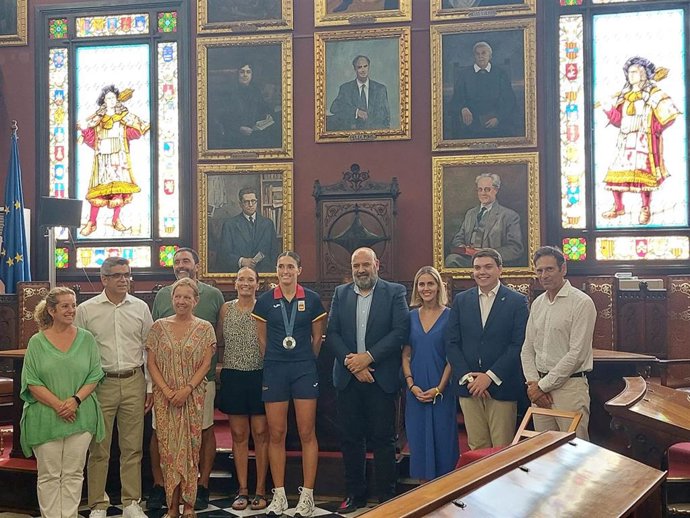El Ayuntamiento de Palma rinde homenaje a la baloncestista mallorquina, Juana Camilión, por su plata en los JJOO de París 2024