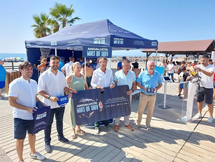 Presentación de la campaña 'Andalucía, mares que saben' con el delegado de Agricultura, Pesca, Agua y Desarrollo Rural, Fernando Fernández; el presidente de la Mancomunidad de la Axarquía; y el concejal del área en Vélez-Málaga, entre otros.