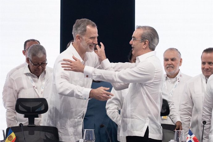 Archivo - El Rey de España Felipe VI (i) y el presidente de República Dominicana, Luis Abinader (d), al inicio de una sesión en la XXVIII Cumbre Iberoamericana de Jefes de Estado y de Gobierno, a 25 de marzo de 2023, en Santo Domingo (República Dominicana