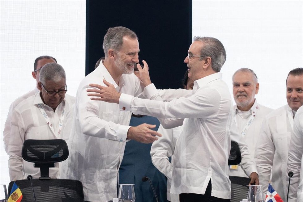 Archivo - El Rey de España Felipe VI (i) y el presidente de República Dominicana, Luis Abinader (d), al inicio de una sesión en la XXVIII Cumbre Iberoamericana de Jefes de Estado y de Gobierno, a 25 de marzo de 2023, en Santo Domingo (República Dominica