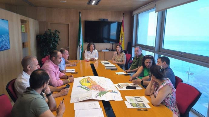 La delegada territorial de Fomento, Articulación del Territorio y Vivienda de la Junta de Andalucía en Cádiz, Carmen Sánchez, en una reunión con la alcaldesa de Benaocaz, Olivia Venegas, y otras autoridades.