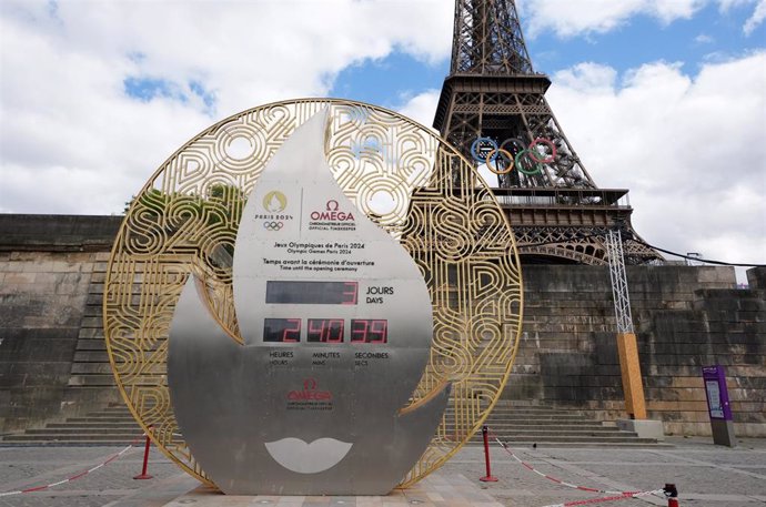 23 July 2024, France, Paris: The Paris 2024 countdown clock near the Eiffel Tower in Paris, ahead of the Olympic Games Paris 2024. Photo: Martin Rickett/PA Wire/dpa