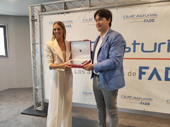 El consejero de Ciencia, Borja Sánchez, entrega el Premio Enpresario Autónomo del Año a la galerista Diana Llamazares.