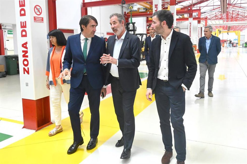 Suárez-Quiñones, primero por la izquirda, pone a la empresa GAM, en León, como ejemplo de compromiso con la economía circular.