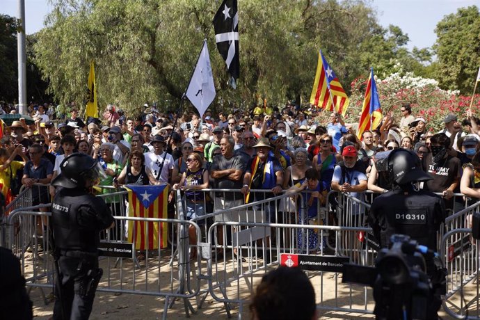 Antidisturbios delante de decenas de personas que se concentran en el parque de la Ciudadela, al lado del Parlament en apoyo a Puigdemont en su regreso a Barcelona, a 8 de agosto de 2024, en Barcelona, Catalunya (España). 