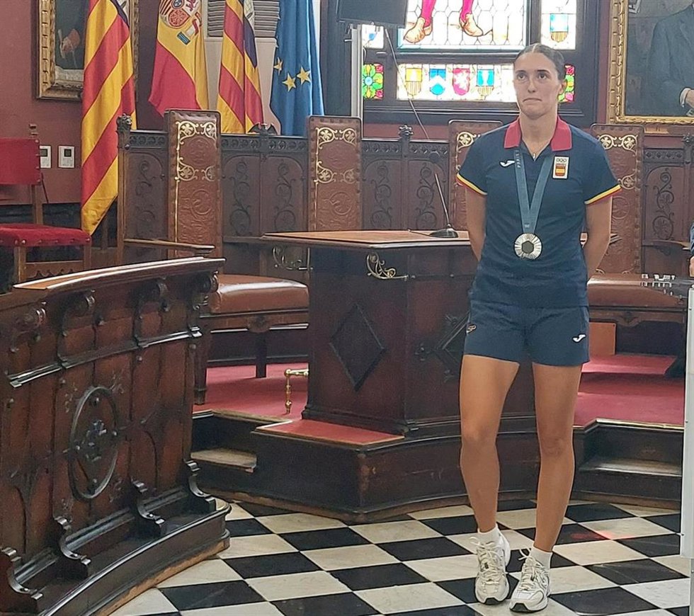 La baloncestista mallorquina, Juana Camilión, en el homaje que le ha brindado el Ayuntamiento de Palma tras su plata en los JJOO de París