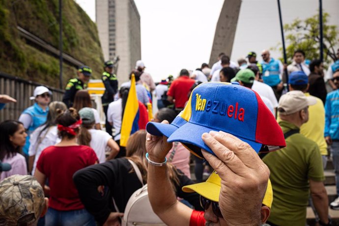 Simpatizantes del opositor  Edmundo González durante una manifestación en Colombia tras las elecciones en Venezuela 