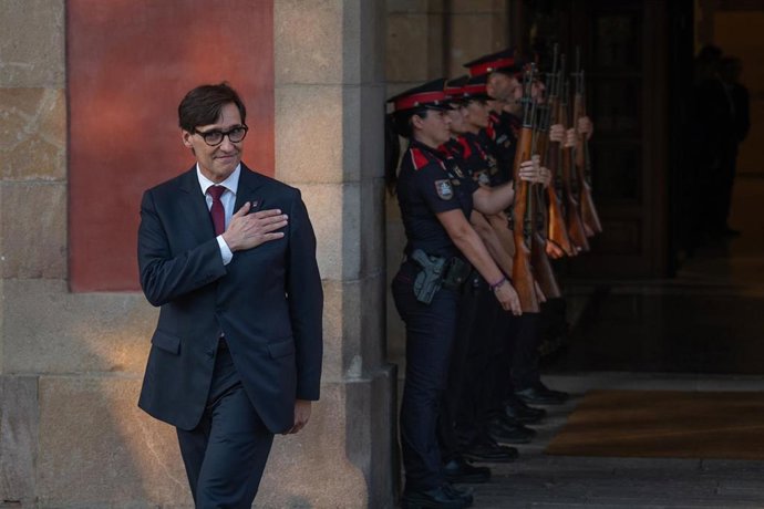 El cuerpo de guardia rinde honoresal nuevo president de la Generalitat de Cataluña, Salvador Illa, a su salida tras el pleno del debate de investidura, en el Parlament de Cataluña, a 8 de agosto de 2024, en Barcelona, Catalunya (España). 