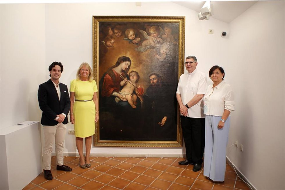 La alcaldesa de Marbella, Ángeles Muñoz, junto a la directora general de Cultura en Marbella, Carmen Díaz; el párroco de la Encarnación, José Antonio Sánchez, y el restaurador a cargo del proyecto, Martín Zamora Borrachero
