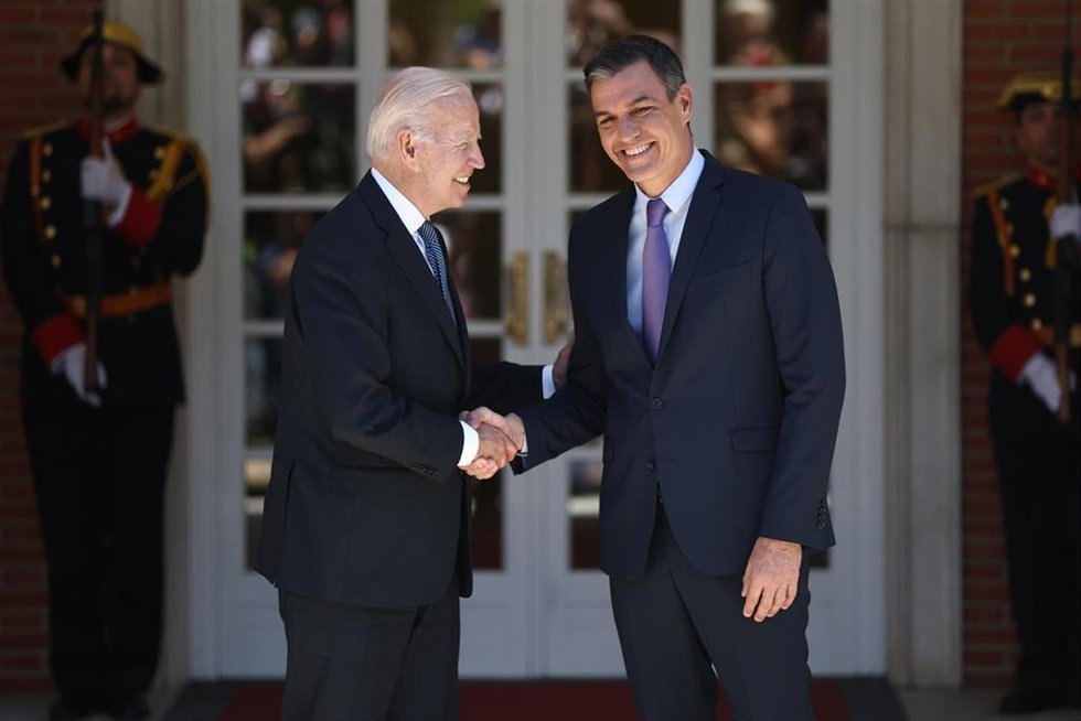 Archivo - El presidente de los Estados Unidos, Joe Biden (i), es recibido por el presidente del Gobierno, Pedro Sánchez (d), a su llegada a una reunión en el Palacio de La Moncloa, a 28 de junio de 2022, en Madrid (España). 
