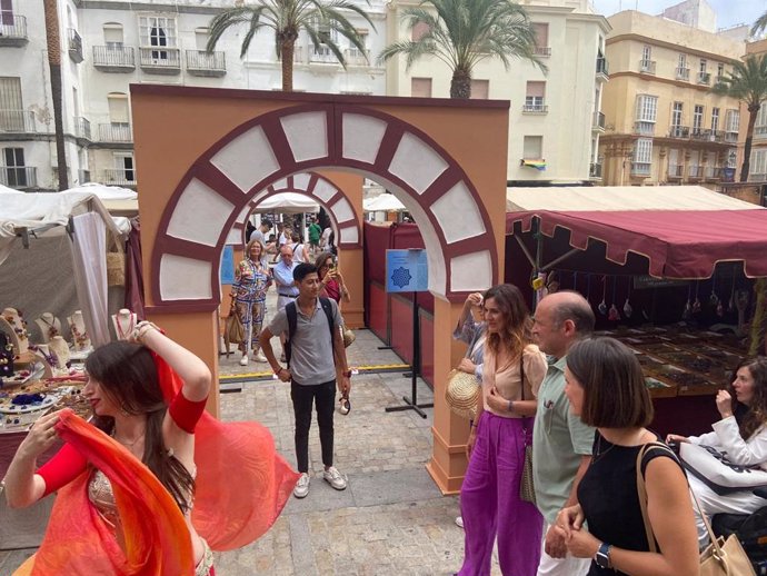 El vicepresidente primero de la Diputación, Juancho Ortiz, y la teniente de alcalde delegada de Desarrollo Económico, Turismo, Fiestas y Comercio del Ayuntamiento de Cádiz, Beatriz Gandullo, inauguran el Mercado Andalusí de Cádiz.