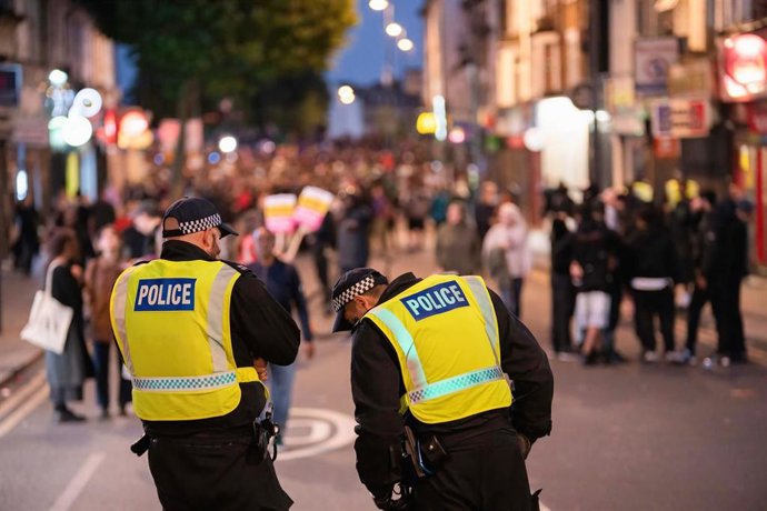 Imagen de protestas a favor y en contra de la migración en Reino Unido 