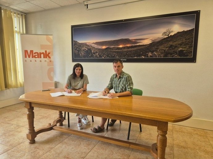 La directora general de Transportes y Movilidad Sostenible del Gobierno de Navarra, Berta Miranda; y el presidente de la Mancomundad de la Sakana, Aitor Larraza, durante la firma del convenio.