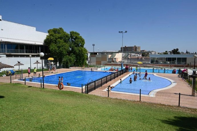 Una de las piscinas municipales de Tomares (Sevilla).