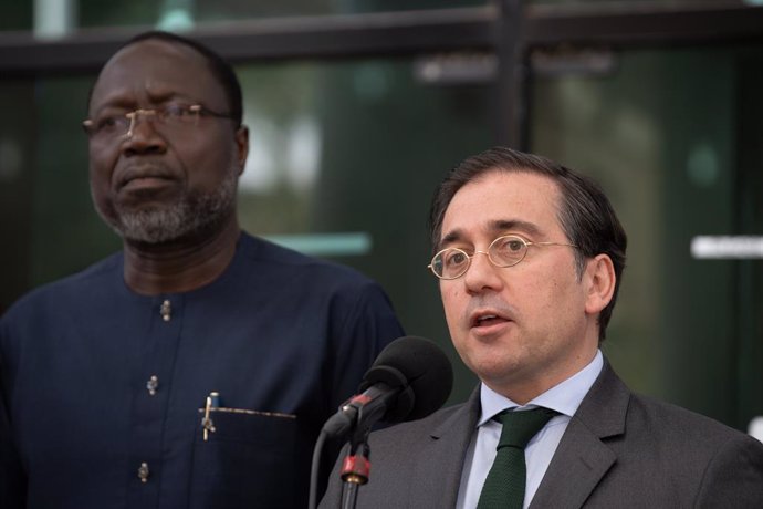 Archivo - El ministro de Asuntos Exteriores, Unión Europea y Cooperación, José Manuel Albares (d), y el presidente de la Comisión de la Comunidad Económica de Estados de África Occidental (CEDEAO/ECOWAS), James Victor Gbeho (i), comparecen tras una reunió