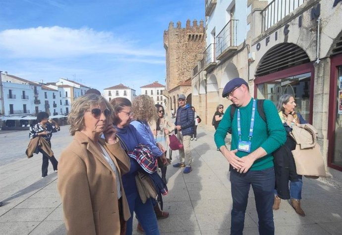 Archivo - Turistas en Cáceres durante el puente de San José