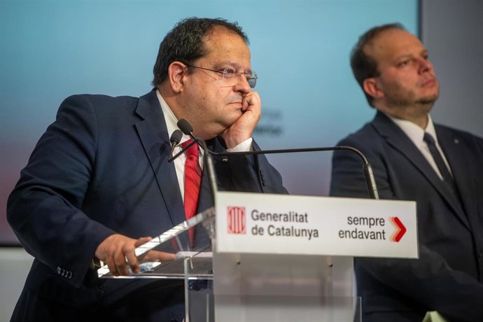 El conseller de Interior en funciones, Joan Ignasi Elena (i), y el director general de la Policía, Pere Ferrer (d), comparecen ante la prensa.