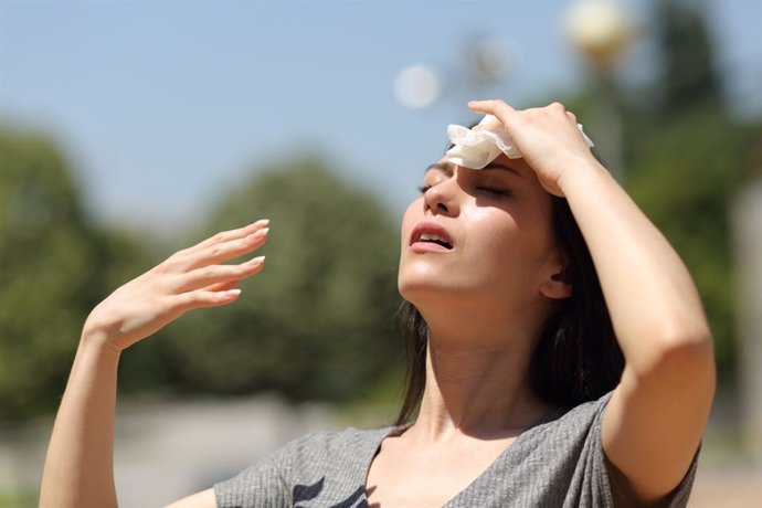 Archivo - Mujer sudando en la calle por el calor.