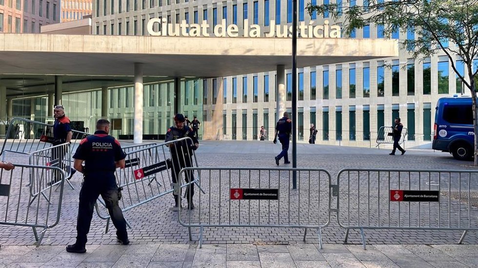 Los Mossos d'Esquadra colocan vallas en la Ciutat de la Justícia, a 9 de agosto de 2024