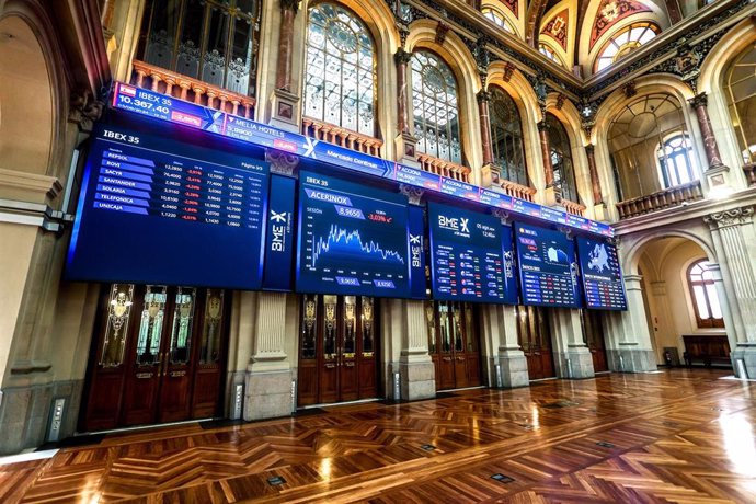 Vista general de paneles del Ibex 35 en el Palacio de la Bolsa de Madrid, a 5 de agosto de 2024, en Madrid (España).