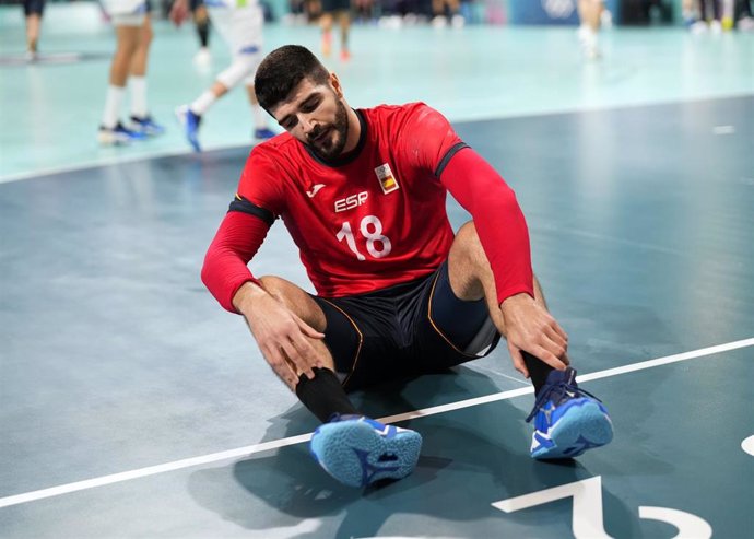 Imanol Garciandia se lamenta durante un partido de la selección española de balonmano en Paris 2024