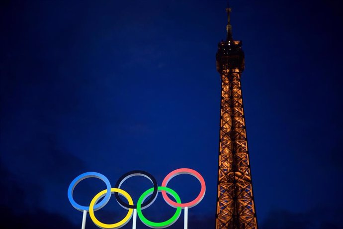 Anillos olímpicos junto a la Torre Eiffel de París