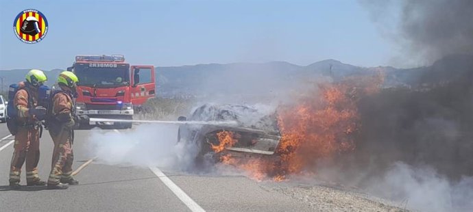 Extinguen un incendio en un vehículo en la CV-58 en Llosa de Ranes