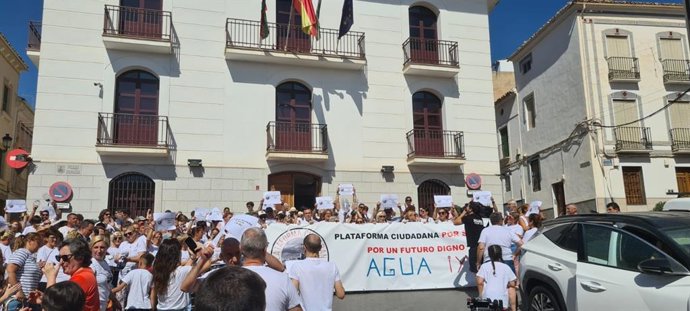 Concentración ante el Ayuntamiento de Huelma para pedir agua para Solera tras cerca de tres años sin agua corriente