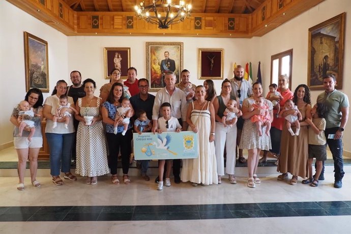 Entrega de los Cheques Bebés, los Cheques Bañera y las Becas Matrícula del Ayuntamiento de Palos de la Frontera (Huelva).