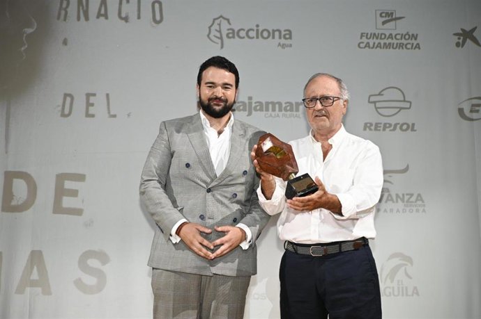 Alfonso Ibáñez con el gallardón 'Rojo el Apargatero'