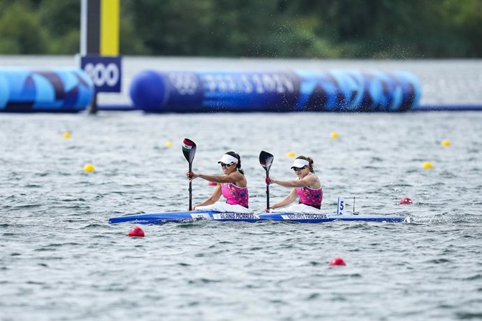 Karina Alanis Morales and Beatriz Briones Fragoza of Mexico compete during Women's Kayak Double 500m Final B of the Sport Climbing on Vaires-sur-Marne Nautical Stadium during the Paris 2024 Olympics Games on August 9, 2024 in Paris, France.