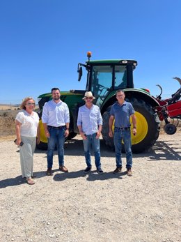 El delegado territorial de Agricultura, Pesca, Agua y Desarrollo Rural en la provincia de Cádiz, Francisco Moreno, en una visita a una explotación agroganadera regentada por Ramón Gabaldón en Paterna de Rivera.