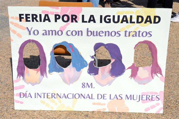 Archivo - Uno de los carteles realizados en el marco de las actividades del último 8 de Marzo en el campus de la Universidad de Almería.