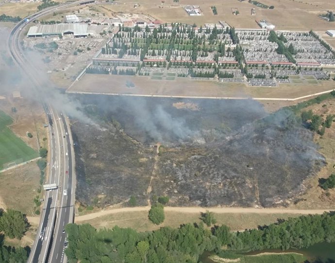 Superficie quemada este viernes junto al cementerio de León