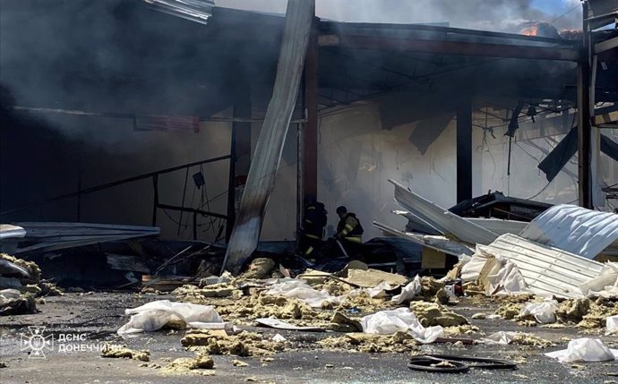 Supermercado destruido por un ataque ruso en Kostantínovka, en la región ucraniana de Donetsk