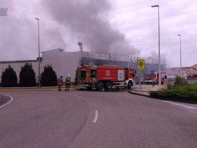 Controlado el fuego que ha calcinado el bazar de Campuzano y obligado a cortar el tráfico