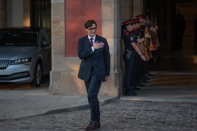 El cuerpo de guardia rinde honoresal nuevo president de la Generalitat de Catalunya, Salvador Illa, a su salida tras el pleno del debate de investidura