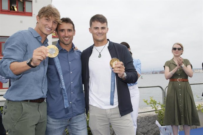 Los campeones olímpicos, Florián Trittel y Diego Botín, junto a su entrenador Álvaro del Arco