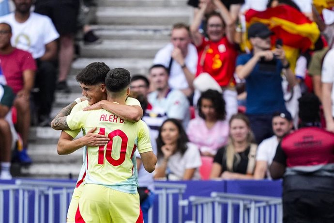 El almeriense Álex Baena celebra su gol, el tercero de los españoles.