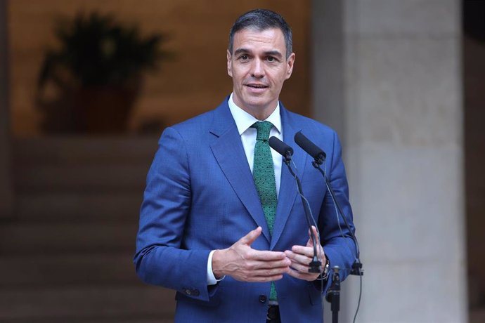 El presidente del Gobierno, Pedro Sánchez, comparece ante los medios tras mantener una reunión con el Rey, en el Palacio de la Almudaina, a 30 de julio de 2024